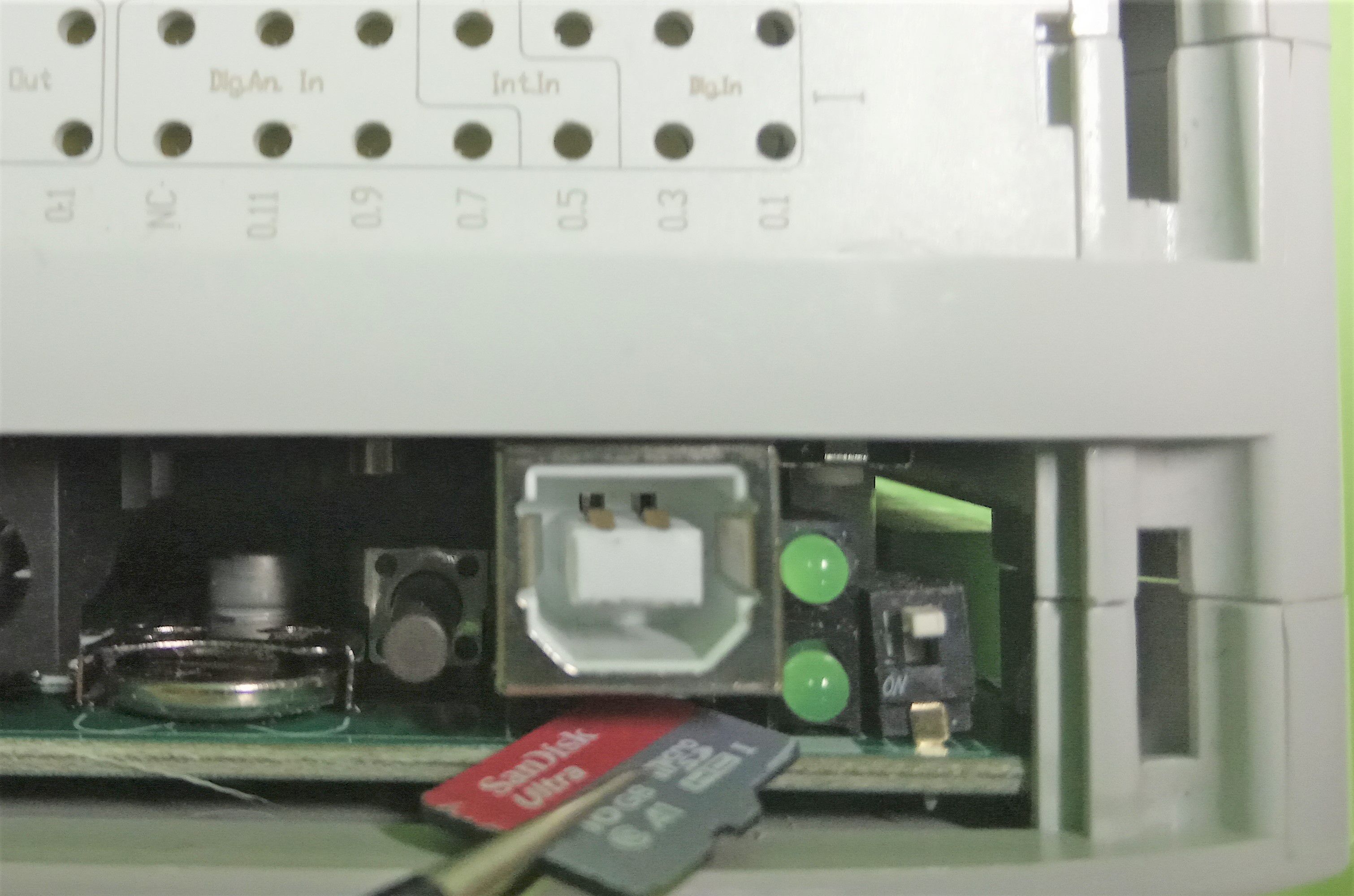 Conector SD dentro del PLC