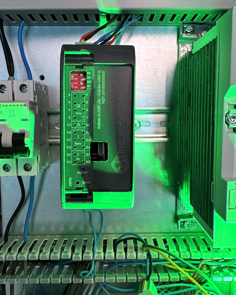 Ardbox Q Relay installed in a control cabinet