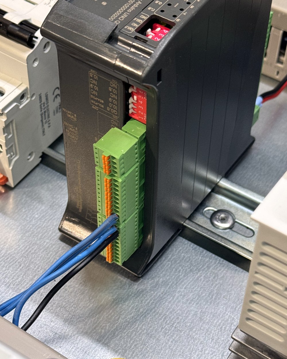Ardbox Q Analog wired on a DIN rail