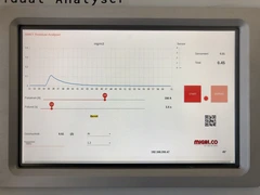Pantalla del analizador de residuos SMKY 2 durante una medición, con una curva y un valor