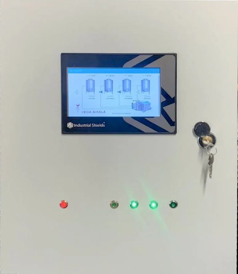 Armario de control gris con un panel TouchBerry Pi de 7 pulgadas en la puerta que muestra cuatro depósitos, una cerradura y cinco pilotos