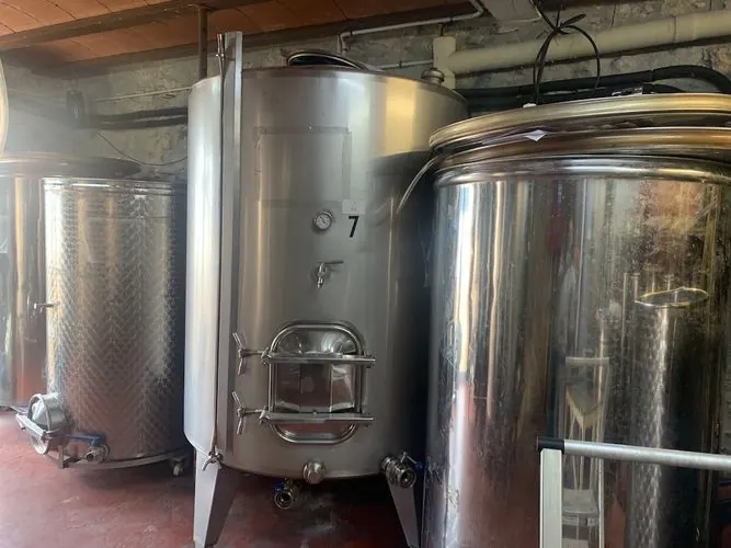Depósitos de fermentación de vino de acero inoxidable en una bodega