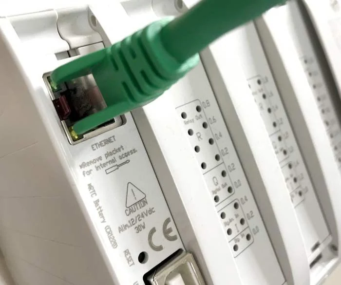 Cable Ethernet conectado al puerto Ethernet de un PLC de Industrial Shields