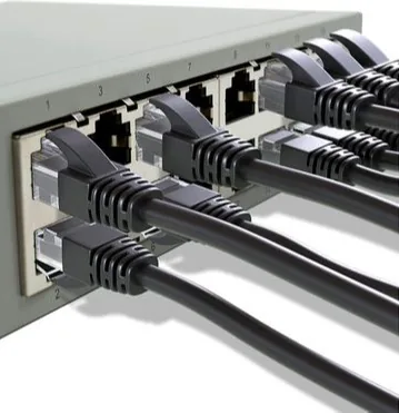 Cables Ethernet con conectores RJ45 conectados a los puertos de un switch de red