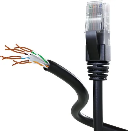 Cable Ethernet de par trenzado con un conector RJ45 y los cuatro pares trenzados visibles en el extremo cortado