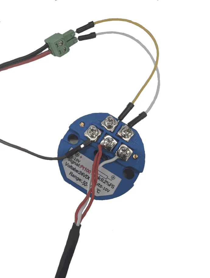 Sonda PT100 de 3 hilos conectada al transmisor: dos hilos rojos y uno blanco en los bornes de la sonda, alimentación de 24 Vdc y cable de salida de 0-10 V